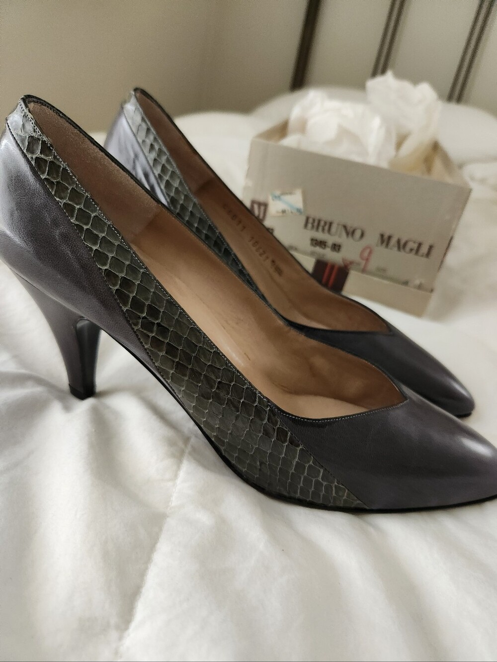 NIB Bruno Magli Gray Leather Pumps with Snake-Print Accent 9AAAA